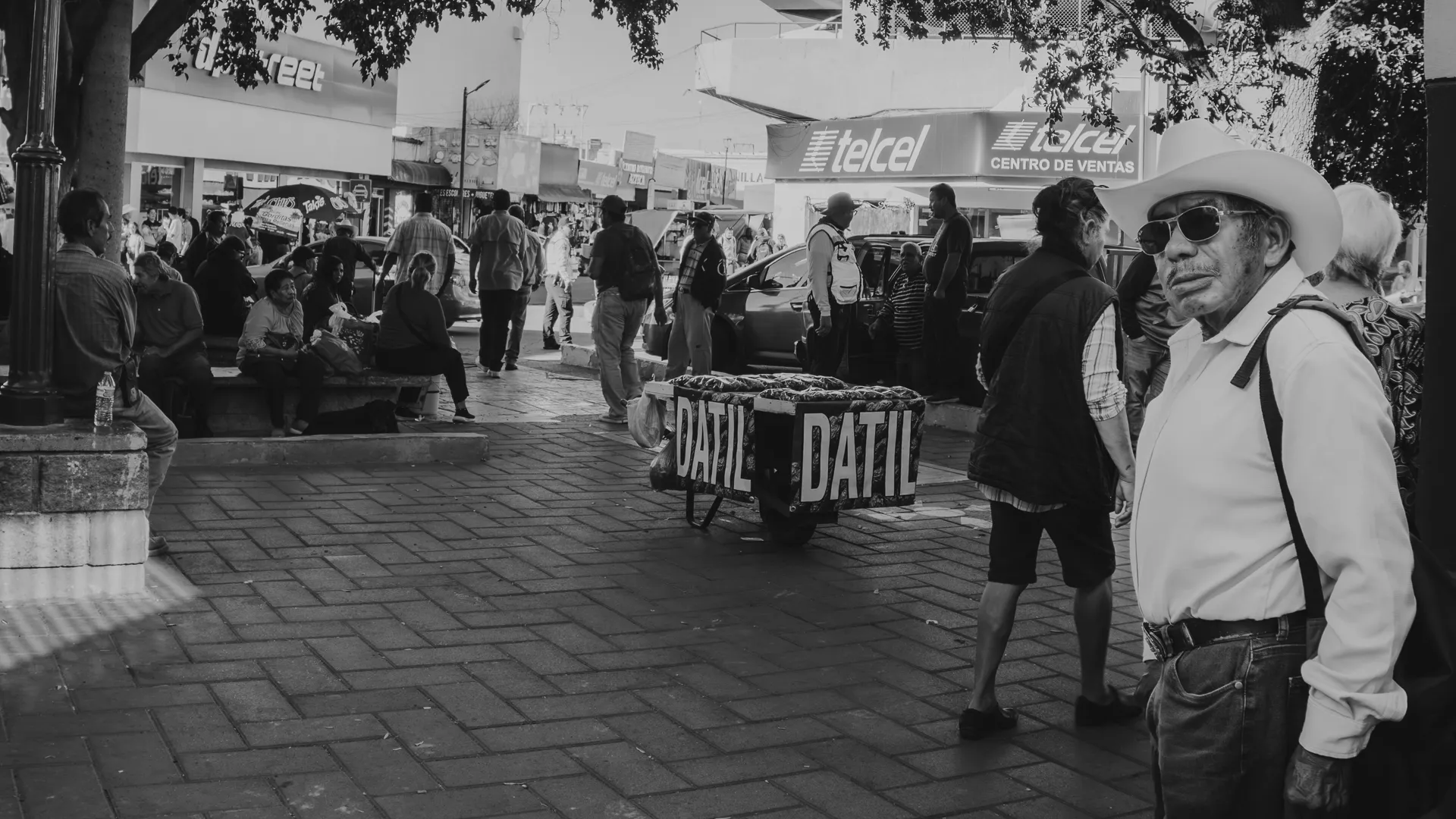 Plaza, mediodía